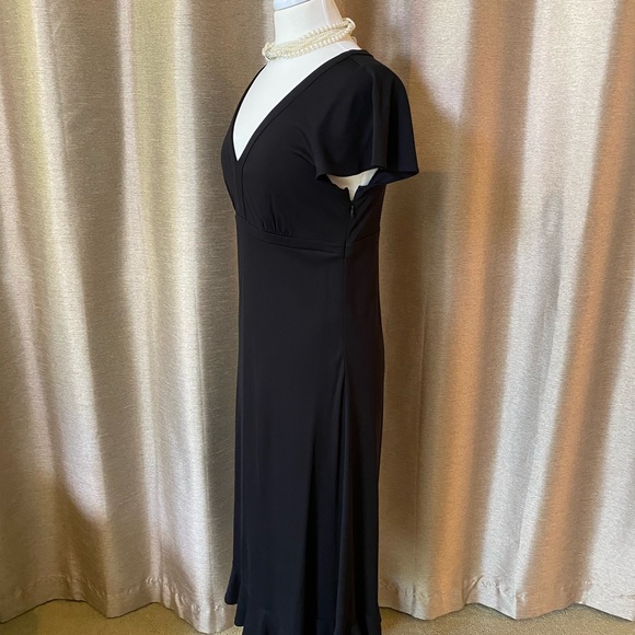 Simple yet elegant dress - Picture 3 of 3